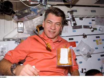 L'astronauta Paolo Nespoli mangia nella sua navicella spaziale il cibo preparato dalla famiglia Tiberino 